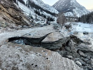  Камнепадом поврежден участок Чуйского тракта в Республике Алтай
