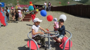 Две детские спортивные площадки обустроили в Усть-Коксе